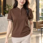 Áo polo đồng phục cổ tàu tối giản màu nâu cà phê, vải cotton rayon, tay áo phối sọc