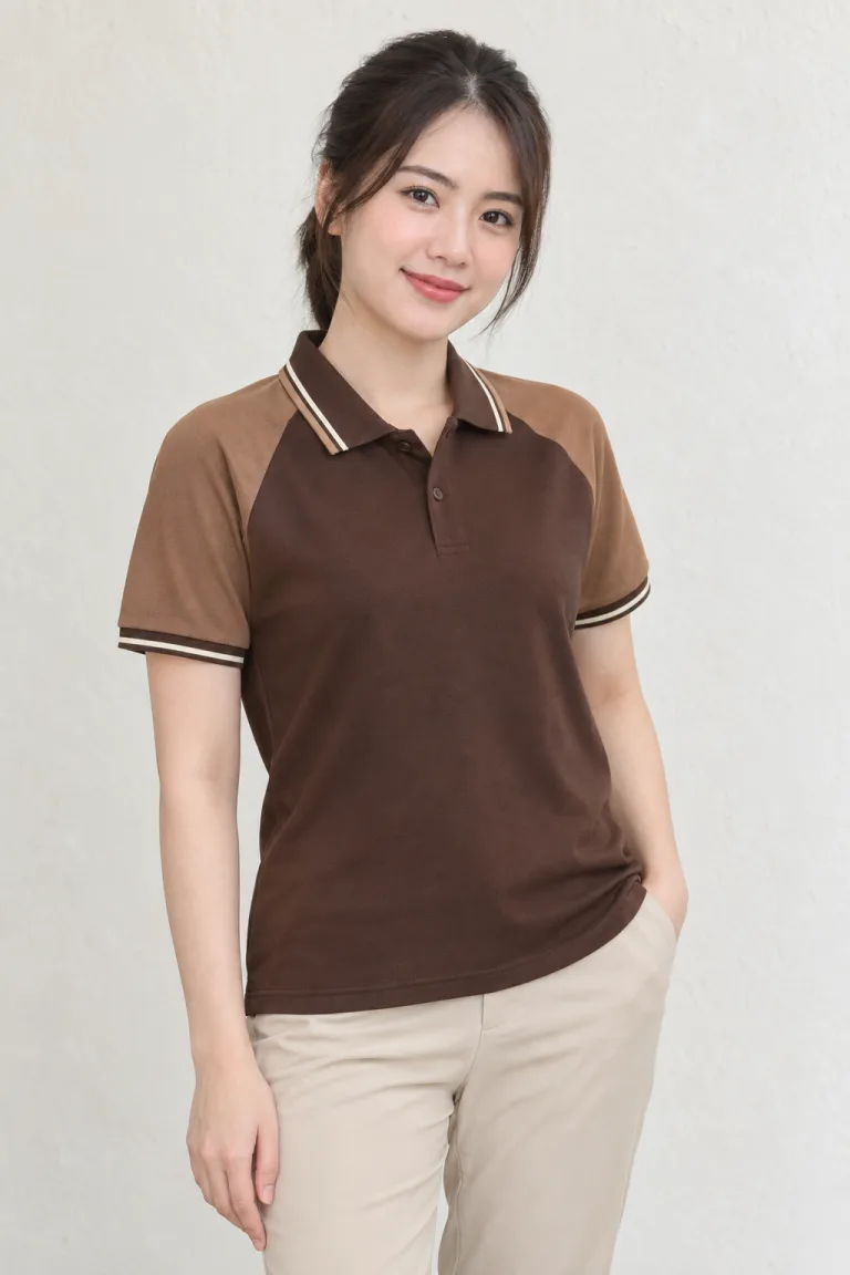 Người mẫu Việt Nam mặc Áo polo đồng phục phối vai raglan màu nâu cà phê, vải cotton poly 220gsm, viền cổ tương phản