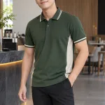 Áo polo đồng phục phối sườn thể thao màu xanh rêu, vải cotton poly 220gsm, tay áo phối sọc