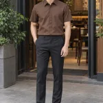 Áo sơ mi đồng phục tay ngắn cổ bẻ màu nâu cà phê, vải poplin ít nhăn, nẹp giấu nút