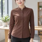 Áo sơ mi đồng phục cổ tàu hiện đại màu nâu cà phê, vải poplin ít nhăn, viền cổ tinh tế