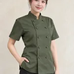 Áo bếp đồng phục tay ngắn thoáng nhẹ màu xanh rêu, vải vải chéo ít nhăn, nút bọc đồng màu