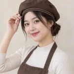 Mũ đồng phục beret mềm màu nâu cà phê, vải vải nhẹ thoáng khí, viền chỉ tương phản