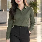 Đồng phục văn phòng sơ mi tay dài màu xanh rêu, vải poplin ít nhăn, cổ áo đứng dáng