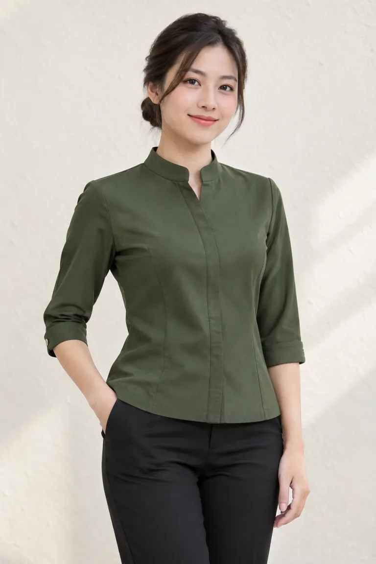 Người mẫu Việt Nam mặc Đồng phục văn phòng áo kiểu cổ trụ màu xanh rêu, vải cotton pha spandex, form nam nữ riêng