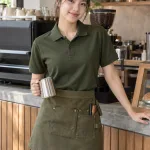 Đồng phục quán cafe polo cho barista màu xanh rêu, vải kaki cotton, túi dụng cụ nhỏ