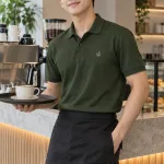 Đồng phục quán cafe áo thun phục vụ màu xanh rêu, vải cá sấu poly, logo thêu tối giản