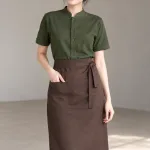 Đồng phục quán cafe sơ mi cổ tàu màu xanh rêu, vải cá sấu poly, phối tạp dề dài