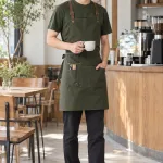 Đồng phục quán cafe combo áo và tạp dề màu xanh rêu, vải cotton compact, túi dụng cụ nhỏ