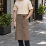 Đồng phục quán cafe áo thun phục vụ màu be kem, vải canvas mềm, phối tạp dề dài