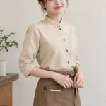 Đồng phục quán cafe sơ mi cổ tàu màu be kem, vải canvas mềm, túi dụng cụ nhỏ