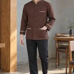 Đồng phục nhà hàng áo cổ tàu màu nâu cà phê, vải vải chéo bền màu, túi chức năng