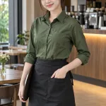 Đồng phục nhà hàng sơ mi phục vụ màu xanh rêu, vải kaki mềm, túi chức năng