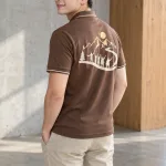 Áo teambuilding polo năng động màu nâu cà phê, vải cotton co giãn, in slogan sau lưng