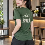 Áo teambuilding cổ tròn thể thao màu xanh rêu, vải poly mè thể thao, in slogan sau lưng