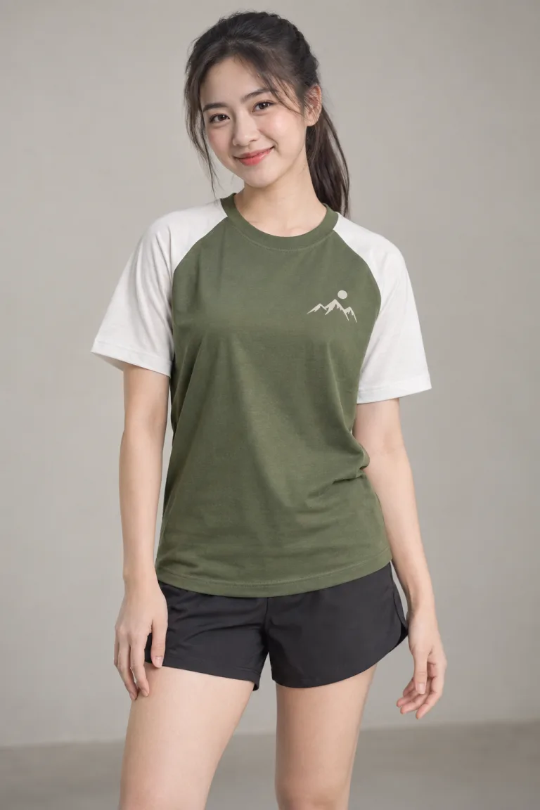 Người mẫu Việt Nam mặc Áo teambuilding tay raglan màu xanh rêu, vải cotton poly, chia màu theo đội