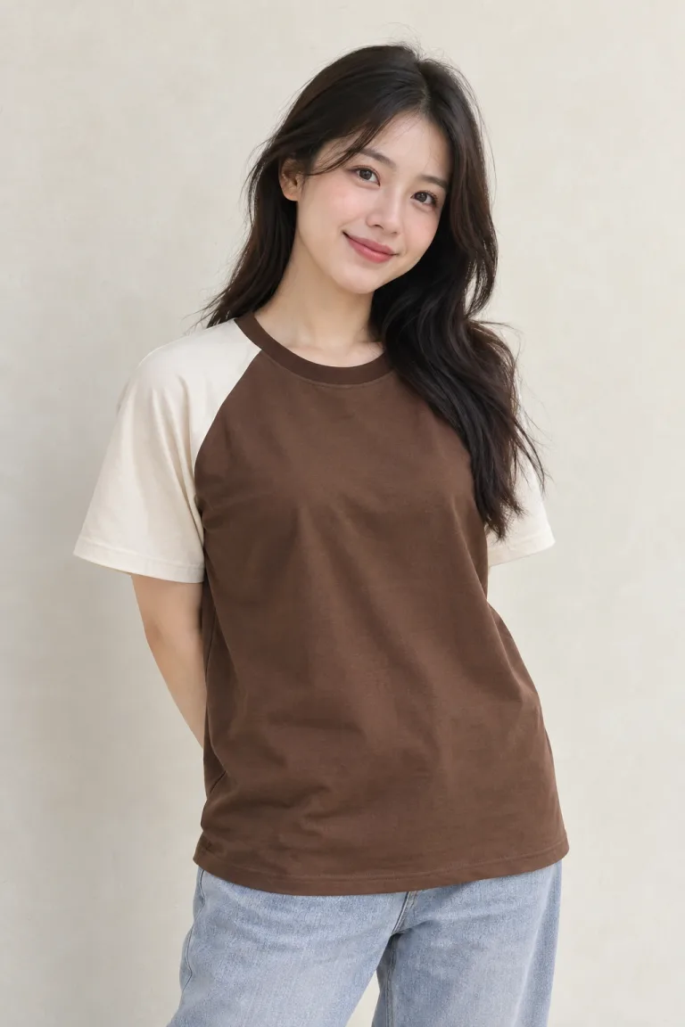 Người mẫu Việt Nam mặc Áo nhóm tay raglan màu nâu cà phê, vải cotton poly, phối tay hai màu