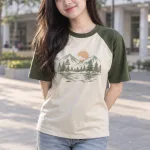 Áo nhóm tay raglan màu xanh rêu, vải cotton compact, in hình trước ngực