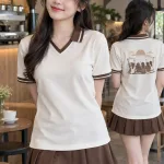 Áo lớp polo cổ V phối viền màu nâu cà phê, vải cá sấu cotton, tên lớp sau lưng
