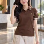 Áo lớp polo bo tay tương phản màu nâu cà phê, vải pique co giãn, logo nhỏ trước ngực