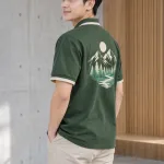 Áo lớp polo bo tay tương phản màu xanh rêu, vải cotton mềm 220gsm, tên lớp sau lưng