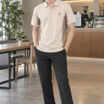 Áo lớp polo phối sườn màu be kem, vải cotton poly, logo nhỏ trước ngực
