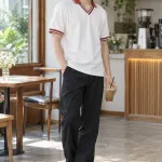 Áo lớp polo cổ V phối viền màu đỏ gạch, vải cá sấu cotton, tên lớp sau lưng