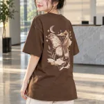 Áo lớp thun cổ tròn form rộng màu nâu cà phê, vải cotton 100%, hình in lớn sau lưng