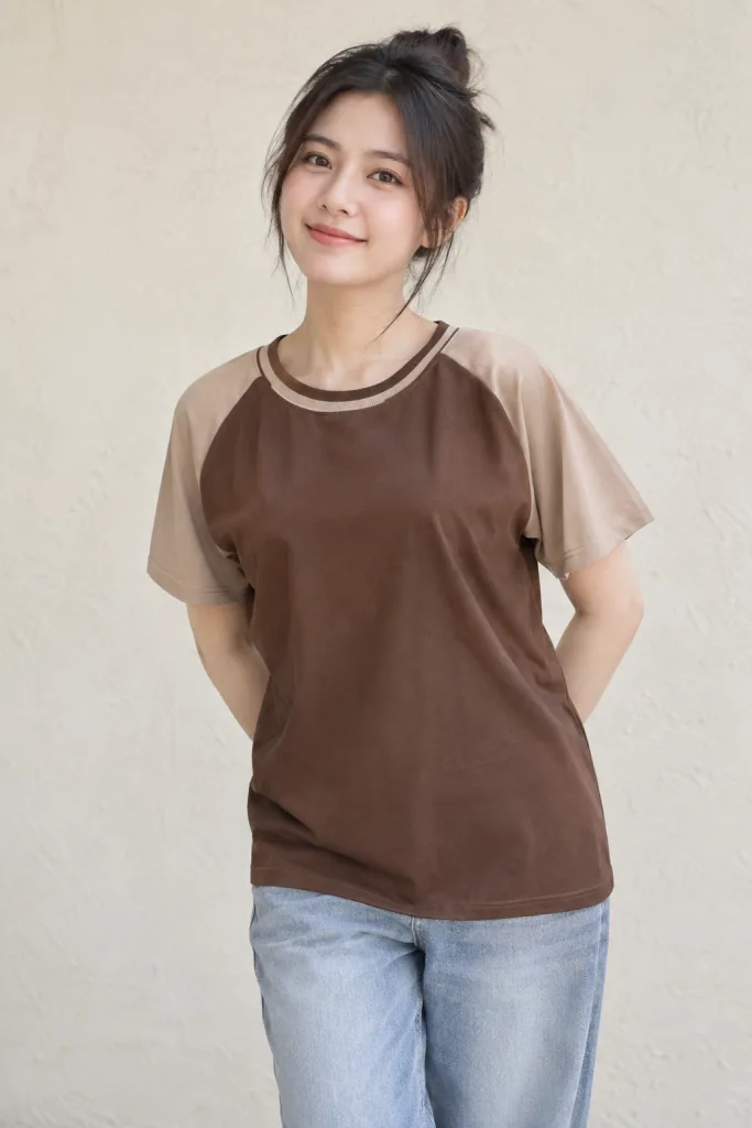 Người mẫu Việt Nam mặc Áo lớp thun tay raglan màu nâu cà phê, vải thun co giãn bốn chiều, phối viền cổ