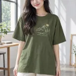 Áo lớp thun cổ tròn form rộng màu xanh rêu, vải cotton poly, slogan trước ngực