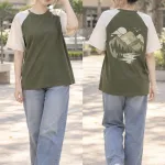Áo lớp thun tay raglan màu xanh rêu, vải cotton compact, hình in lớn sau lưng